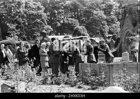 Il funerale del privato Richard Turnbull, da Guisborough. Richard è stato ucciso il 29th giugno 1977 mentre serviva con il Battaglione del 3rd, fanteria leggera in Irlanda del Nord. Il funerale si tenne a Guisborough. 6th luglio 1977 Foto Stock