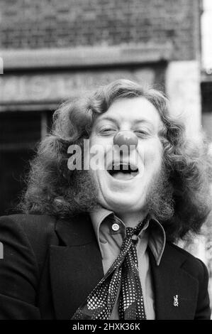 Il cantante principale di Slade, Noddy Holder, è stato pieno di risate a Londra per Giovedi (April Fools Day) lui e il gruppo festeggiano 10 anni insieme, che coincide con l'uscita del loro album e singolo chiamato 'Nobody's Fool'. Indossa il suo naso rosso che si vede indossare sulla manica del loro nuovo disco. 30th marzo 1976. Foto Stock