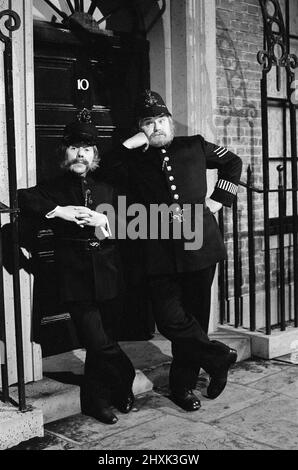 Ronnie Corbett e Ronnie Barker si sono vestiti come poliziotti in servizio fuori 10 Downing Street durante le riprese di uno dei loro bozzetti presso i BBC Studios di Ealing, West London per i due Ronnies.20th maggio 1976. Foto Stock