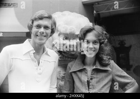 Karen e Richard Carpenter, i falegnami, raffigurati a Hollywood, Los Angeles, California, USA.Here sono fuori dal Chinese Theatre, Graumans, a Hollywood. Si tratta di un primo set esclusivo di immagini dalla grave malattia di Karens, che ha impedito loro di fare un tour dell'Inghilterra. Foto scattata il 19th luglio 1976 Foto Stock