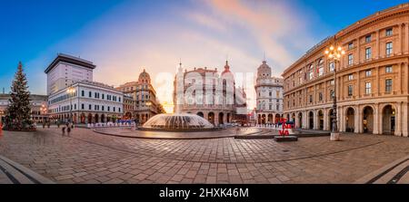 GENOVA, ITALIA - 30 DICEMBRE 2021: Piazza De Ferrari alla fontana al mattino. Foto Stock