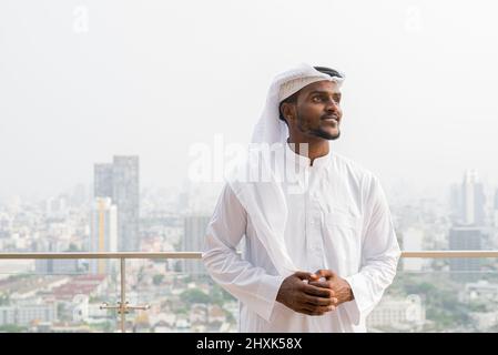 Ritratto di giovane musulmano africano che indossa abbigliamento religioso e sciarpa Foto Stock