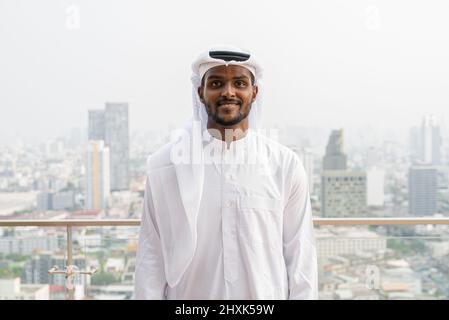 Ritratto di giovane musulmano africano che indossa abbigliamento religioso e sciarpa Foto Stock