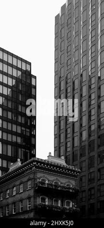 B&W grattacieli moderni in contrasto con un vecchio pub inglese a Victoria, nel centro di Londra, Regno Unito Foto Stock