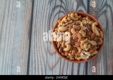 Ciotola di noci assortite pronta per mangiare Foto Stock