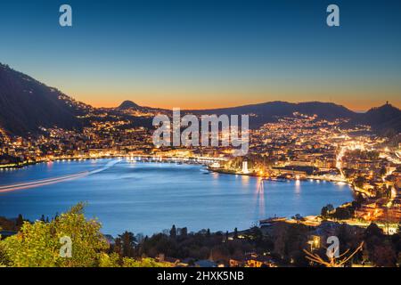 Como, Italia paesaggio urbano dall'alto all'alba. Foto Stock