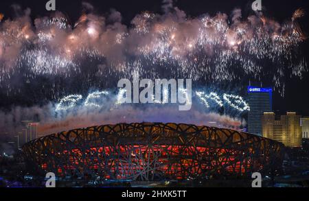 Pechino, Cina. 13th Mar 2022. I fuochi d'artificio illuminano il cielo notturno durante la cerimonia di chiusura dei Giochi Paralimpici invernali di Pechino 2022 allo Stadio Nazionale di Pechino, capitale della Cina, 13 marzo 2022. Credit: Xia Yifang/Xinhua/Alamy Live News Foto Stock