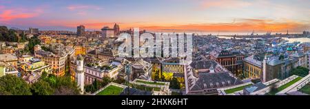 Genova, Liguria, Italia skyline centro città dall'alto al crepuscolo. Foto Stock