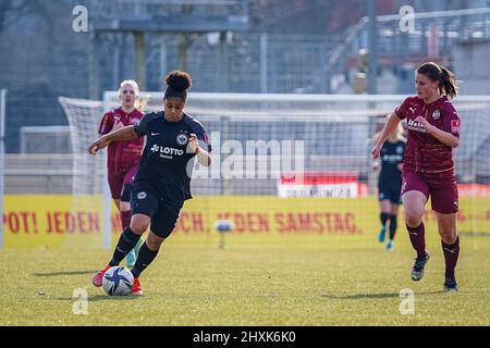 Francoforte, Germania. 13th Mar 2022. Shekiera Martinez (Francoforte 9) controlla la palla durante la partita di flyeralarm Frauen-Bundesliga 2021/2022 tra Eintracht Frankfurt e SGS Essen allo Stadio di Brentanobad a Francoforte sul meno, Germania. Norina Toenges/Sports Press Photo Credit: SPP Sport Press Photo. /Alamy Live News Foto Stock