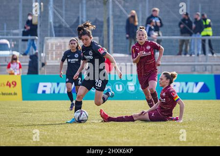 Francoforte, Germania. 13th Mar 2022. Barbara Dunst (28 Francoforte) in azione durante il flyeralarm Frauen-Bundesliga 2021/2022 tra Eintracht Frankfurt e SGS Essen allo Stadio di Brentanobad a Francoforte sul meno, Germania. Norina Toenges/Sports Press Photo Credit: SPP Sport Press Photo. /Alamy Live News Foto Stock