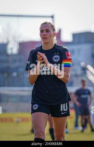 Francoforte, Germania. 13th Mar 2022. Laura Freigang (10 Francoforte) dopo aver vinto il flyeralarm Frauen-Bundesliga 2021/2022 tra Eintracht Frankfurt e SGS Essen allo Stadio di Brentanobad a Francoforte sul meno, Germania. Norina Toenges/Sports Press Photo Credit: SPP Sport Press Photo. /Alamy Live News Foto Stock