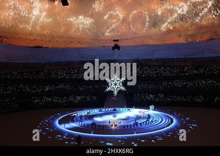 Pechino, Cina. 13th Mar 2022. I fuochi d'artificio illuminano il cielo notturno durante la cerimonia di chiusura dei Giochi Paralimpici invernali di Pechino 2022 allo Stadio Nazionale di Pechino, capitale della Cina, 13 marzo 2022. Credit: LAN Hongguang/Xinhua/Alamy Live News Foto Stock