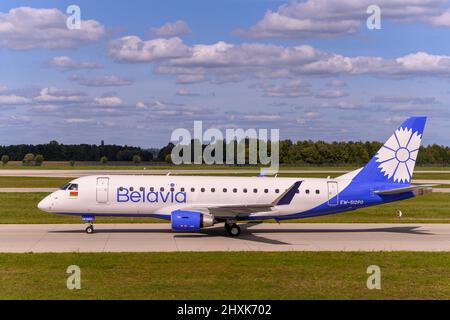 Monaco, Germania - Settembre 19. 2019 : Belavia Embraer E175LR con la registrazione dell'aeromobile EW-512PO sta tassando per il decollo sulla pista nord Foto Stock