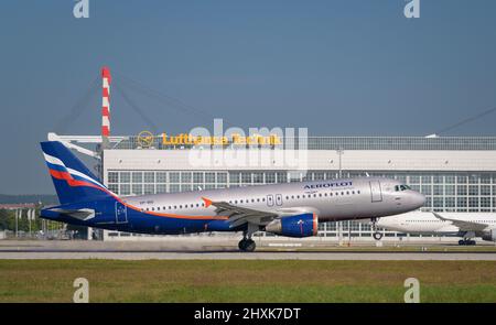 Monaco di Baviera, Germania - Settembre 23. 2021 : Aeroflot - Russian Airlines Airbus A320-214 con la registrazione dell'aeromobile VP-BID sta atterrando sul RU meridionale Foto Stock