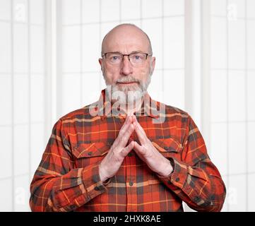 casual, ritratto di uomo anziano felice e sicuro indossando occhiali e una camicia in flanella Foto Stock