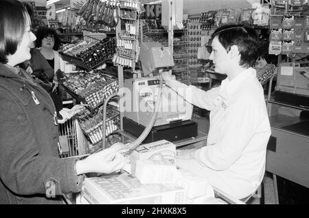 Tesco Supermarket Store, Londra, 9th maggio 1977. Tesco Supermarket Chain ha deciso di smettere di dare bollini Green Shield Trading ai clienti. Green Shield Francobolli è un programma di promozione delle vendite britannico che premia gli acquirenti con francobolli che potrebbero essere riscattati, e utilizzati per acquistare regali da un catalogo o da qualsiasi rivenditore affiliato o centro regalo. Foto Stock