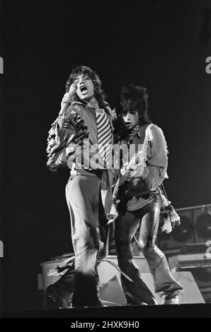 The Rolling Stones - Live at Earl's Court, West London. La foto mostra Mick Jagger e Ronnie Wood insieme sul palco. Questo concerto fa parte del Tour europeo del 1976. È iniziata a Francoforte in Germania il 28th aprile e si è conclusa a Knebworth in Inghilterra il 21st agosto 1976. Anche se non possiamo confermare l'elenco dei set effettivi per questo spettacolo, un tipico elenco dei set per questo tour era... 'Honky Tonk Women' 'If You Can't Rock Me'/'Get Off of My Cloud' 'Hand of fate' 'Hey Negrita' 'non troppo orgoglioso di Beg' 'Fool to Cry' 'Hot Stuff' 'Star' 'Angie' - [suonato alcuni spettacoli] 'You Gotta Move' 'You Can't Always Get What Y Foto Stock