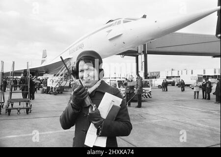 Voli commerciali inaugurali del Concorde supersonico il 21st gennaio 1976, sette anni dopo il primo volo di prova. Un volo British Airways partì dall'aeroporto di Heathrow, Londra, per il Bahrain in Medio Oriente, mentre l'altro, un volo Air France, partì simultaneamente alle 11,40 dall'aeroporto di Orly, Parigi per Rio De Janeiro via Dakar, Senegal. La foto mostra: Ramp Liaison Officer Barbara Johnson, responsabile della partenza degli aerei. 21st gennaio 1976. Foto Stock