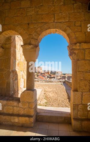 Vista dall'atrio della chiesa di Nuestra Señora del Rivero. San Esteban de Gormaz, provincia di Soria, Castilla Leon, Spagna. Foto Stock