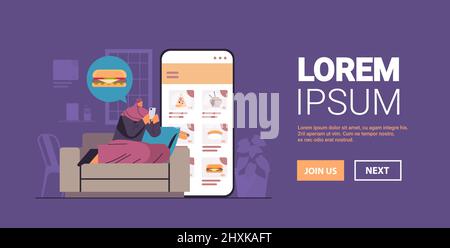 donna araba ordinare e acquistare cibo in app mobile sullo schermo dello smartphone online shopping fast food online shop Illustrazione Vettoriale