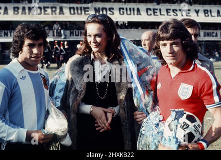 Partita internazionale amichevole a Buenos Aires.Argentina 1 contro Inghilterra 1. Kevin Keegan con regali prima della stretta di mano pre-partita. A sinistra c'è il capitano dell'Argentina Americo Gallego. 12th giugno 1977. Foto Stock