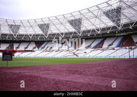 Londra, Regno Unito. 13th Mar 2022. Una veduta generale dell'interno dello stadio di Londra prima del calcio d'inizio. Premier League Match, West Ham Utd contro Aston Villa al London Stadium, Queen Elizabeth Olympic Park a Londra domenica 13th marzo 2022. Questa immagine può essere utilizzata solo a scopo editoriale. Solo per uso editoriale, licenza richiesta per uso commerciale. Nessun uso in scommesse, giochi o un singolo club/campionato/player pubblicazioni. pic di Steffan Bowen/Andrew Orchard sport fotografia/Alamy Live news credito: Andrew Orchard sport fotografia/Alamy Live News Foto Stock