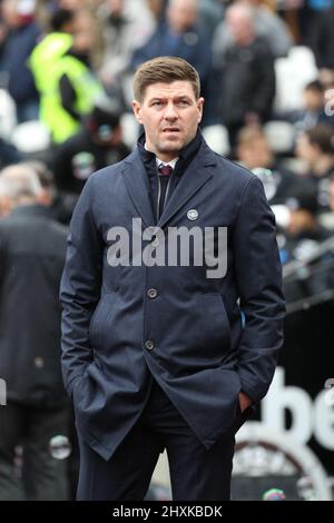 Londra, Regno Unito. 13th Mar 2022. L'Aston Villa Manager Steven Gerrard durante la partita della Premier League tra West Ham United e Aston Villa al London Stadium, Queen Elizabeth Olympic Park, Londra, Inghilterra, il 13 marzo 2022. Foto di Ken Sparks. Solo per uso editoriale, licenza richiesta per uso commerciale. Nessun utilizzo nelle scommesse, nei giochi o nelle pubblicazioni di un singolo club/campionato/giocatore. Credit: UK Sports Pics Ltd/Alamy Live News Foto Stock