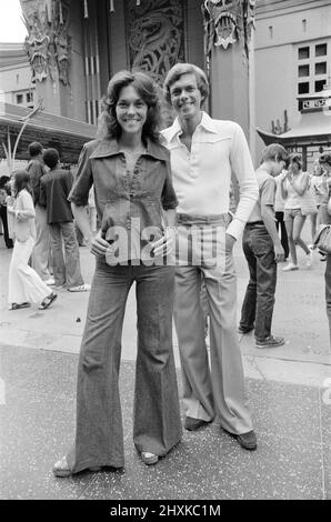 Karen e Richard Carpenter, i falegnami, raffigurati a Hollywood, Los Angeles, California, USA.Here sono fuori dal Chinese Theatre, Graumans, a Hollywood. Si tratta di un primo set esclusivo di immagini dalla grave malattia di Karens, che ha impedito loro di fare un tour dell'Inghilterra. Foto scattata il 19th luglio 1976 Foto Stock