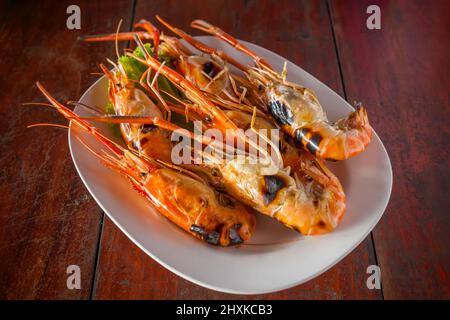 Gamberetti alla griglia sul piatto. Sud-est cucina, frutti di mare Foto Stock