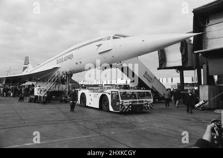 Voli commerciali inaugurali del Concorde supersonico il 21st gennaio 1976, sette anni dopo il primo volo di prova.un volo British Airways lasciato dall'aeroporto di Heathrow, Londra, al Bahrain in Medio Oriente, come l'altro, un volo Air France, è decollato simultaneamente alle 11,40 dall'aeroporto di Orly, Parigi per Rio de Janeiro via Dakar, Senegal. L'immagine mostra: L'aereo caricato prima del decollo. 21st gennaio 1976. Foto Stock