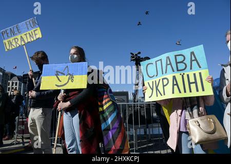 GERMANIA, Amburgo, raduno contro la guerra dei Putins in Ucraina, poster gloria Ucraina / DEUTSCHLAND, Amburgo, dimostrazione gegen den Krieg von Wladimir Putin in der Ucraina auf dem Jungfernstieg 13,3.2022, Poster Ruhm der Ucraina Foto Stock
