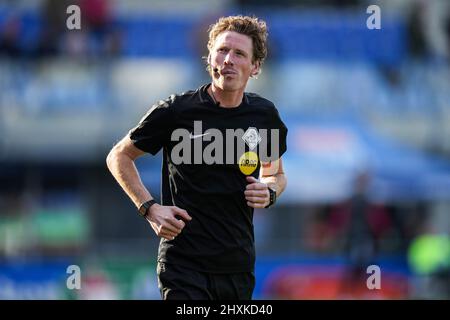 Zwolle, Paesi Bassi. 13th Mar 2022. Zwolle - Referee Martin van den Kerkhof durante la partita tra PEC Zwolle e Feyenoord al MAC3PARK Stadion il 13 marzo 2022 a Zwolle, Paesi Bassi. Credit: Box to box pictures/Alamy Live News Foto Stock