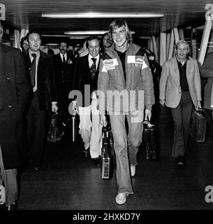 James Hunt, il nuovo campione del mondo di corse automobilistiche, ha ricevuto il benvenuto di un eroe quando ha volato all'aeroporto di Heathrow questa mattina dal Giappone. Il pilota di Formula uno della McLaren di 29 anni è stato accolto dalla maggior parte della sua famiglia e fidanzata Jane Birbeck. L'immagine mostra James Hunt che cammina attraverso la sala degli arrivi e la conferenza stampa. Foto scattata 26th October1976 Foto Stock