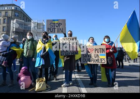 GERMANIA, Amburgo, raduno contro la guerra dei Putins in Ucraina / DEUTSCHLAND, Amburgo, dimostrazione gegen den Krieg von Wladimir Putin in der Ucraina auf dem Jungfernstieg 13.3.2022 Foto Stock