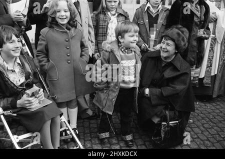 Premi "Bambini del coraggio" della donna. Dieci bambini sono stati premiati dalla signora Audrey Callaghan per il loro coraggio in un servizio a Westminster Abbey. La signora Callaghan parla con Simon Botica dopo il servizio. Altri bambini hanno anche raffigurato che sono stati assegnati premi. 16th dicembre 1976. Foto Stock