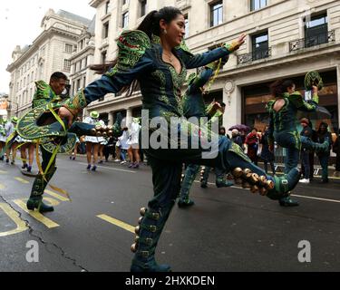 Londra, Regno Unito. 13th Mar 2022. Le celebrazioni del giorno di San Patrizio si svolgono a Londra tutto il giorno di domenica 13th marzo, con una sfilata che passa da Hyde Park alla principale area dei festival di Trafalgar Square. 2022. Anna Hatfield/ Credit: Pathos Images/Alamy Live News Foto Stock