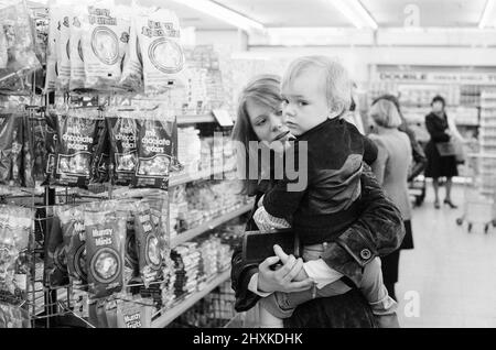 Tesco Supermarket Store, Londra, 9th maggio 1977. Tesco Supermarket Chain ha deciso di smettere di dare bollini Green Shield Trading ai clienti. Green Shield Francobolli è un programma di promozione delle vendite britannico che premia gli acquirenti con francobolli che potrebbero essere riscattati, e utilizzati per acquistare regali da un catalogo o da qualsiasi rivenditore affiliato o centro regalo. Foto Stock