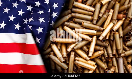 Bandiera americana isolata su cartucce shotgun sfondo. Vista dall'alto, copia spazio per il testo. Foto Stock