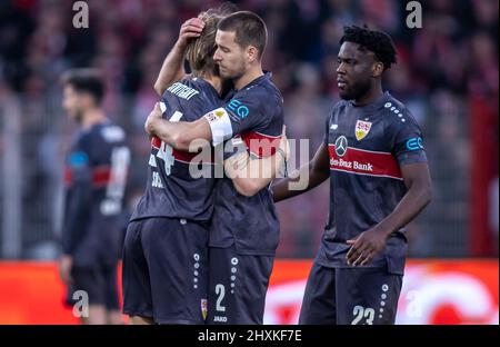 12 marzo 2022, Berlino: Calcio: Bundesliga, 1. FC Union Berlin - VfB Stuttgart, Matchday 26, an der Alten Försterei. Borna Sosa (l-r), Waldemar Anton e Orel Mangala del VfB Stuttgart, acclamano al termine della partita. Foto: Andreas Gora/dpa - NOTA IMPORTANTE: In conformità con i requisiti della DFL Deutsche Fußball Liga e della DFB Deutscher Fußball-Bund, è vietato utilizzare o utilizzare fotografie scattate nello stadio e/o della partita sotto forma di immagini di sequenza e/o serie di foto video-simili. Foto Stock