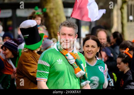 Bristol, Regno Unito. 13th Mar 2022. La comunità irlandese di Bristol si è fatta sfuggire gli ultimi due anni con una sfilata e una festa per celebrare San Patrizio. Credit: JMF News/Alamy Live News Foto Stock