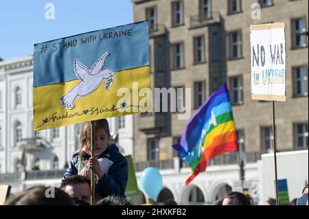 GERMANIA, Amburgo, raduno contro la guerra di Putins in Ucraina, poster con il piccione della pace e bandiera arcobaleno / DEUTSCHLAND, Amburgo, dimostrazione gegen den Krieg von Wladimir Putin in der Ucraina auf dem Jungfernstieg 13.3.2022 Foto Stock