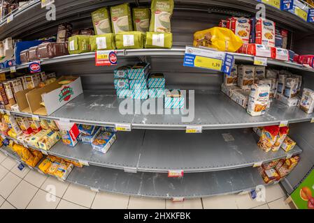 Fossano, Italia - 12 marzo 2022: Ripiani vuoti per mancanza di farina in un supermercato italiano durante la crisi della guerra in ucraina Foto Stock