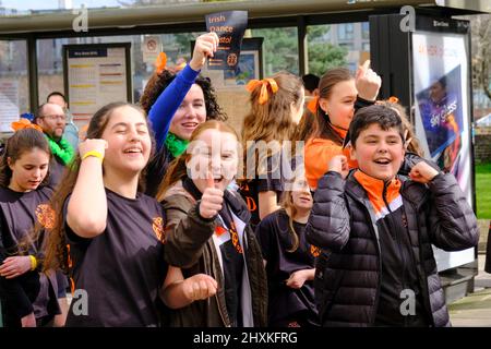 Bristol, Regno Unito. 13th Mar 2022. La comunità irlandese di Bristol si è fatta sfuggire gli ultimi due anni con una sfilata e una festa per celebrare San Patrizio. Credit: JMF News/Alamy Live News Foto Stock