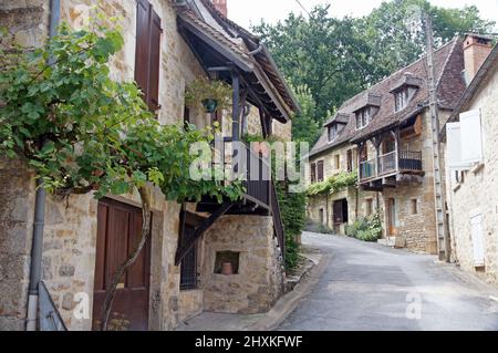 Francia: Il grazioso villaggio di Carrenac sul fiume Dordogna Foto Stock