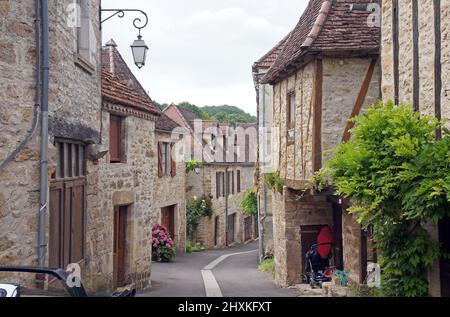 Francia: Il grazioso villaggio di Carrenac sul fiume Dordogna Foto Stock