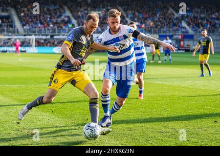 Zwolle, Paesi Bassi. 13th Mar 2022. Zwolle - Fredrik Aursnes di Feyenoord, Maikel van der Werff di Pec Zwolle durante la partita tra PEC Zwolle e Feyenoord a MAC3PARK Stadion il 13 marzo 2022 a Zwolle, Paesi Bassi. Credit: Box to box pictures/Alamy Live News Foto Stock