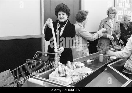 Tesco Supermarket Store, Londra, 9th maggio 1977. Tesco Supermarket Chain ha deciso di smettere di dare bollini Green Shield Trading ai clienti. Green Shield Francobolli è un programma di promozione delle vendite britannico che premia gli acquirenti con francobolli che potrebbero essere riscattati, e utilizzati per acquistare regali da un catalogo o da qualsiasi rivenditore affiliato o centro regalo. Foto Stock