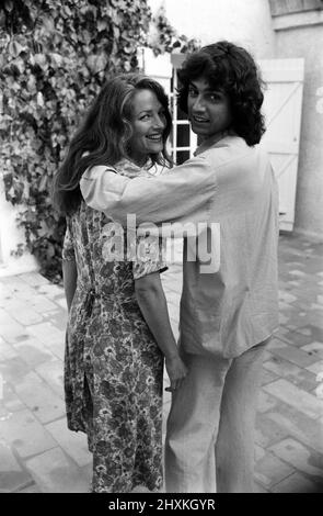 Charlotte Rampling e il suo ragazzo Jean Michel Jarre, raffigurati in una villa vicino a St Tropez. Agosto 1977. Foto Stock