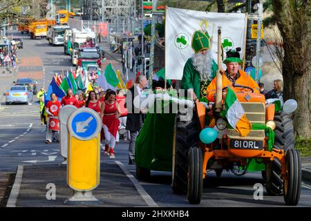 Bristol, Regno Unito. 13th Mar 2022. La comunità irlandese di Bristol si è fatta sfuggire gli ultimi due anni con una sfilata e una festa per celebrare San Patrizio. Credit: JMF News/Alamy Live News Foto Stock