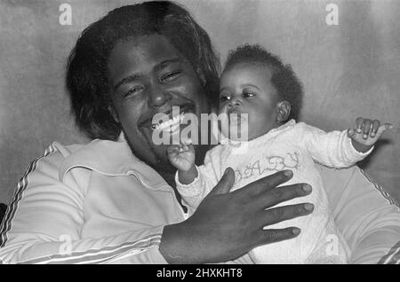 Barry White (cantante) è arrivato a Londra per una serie di sei concerti con la moglie Glodean e la figlia Shaheiah Love White, di due mesi. Foto mostra Barry e figlia Shaheiah Love White Foto scattata il 14th marzo 1977 Foto Stock